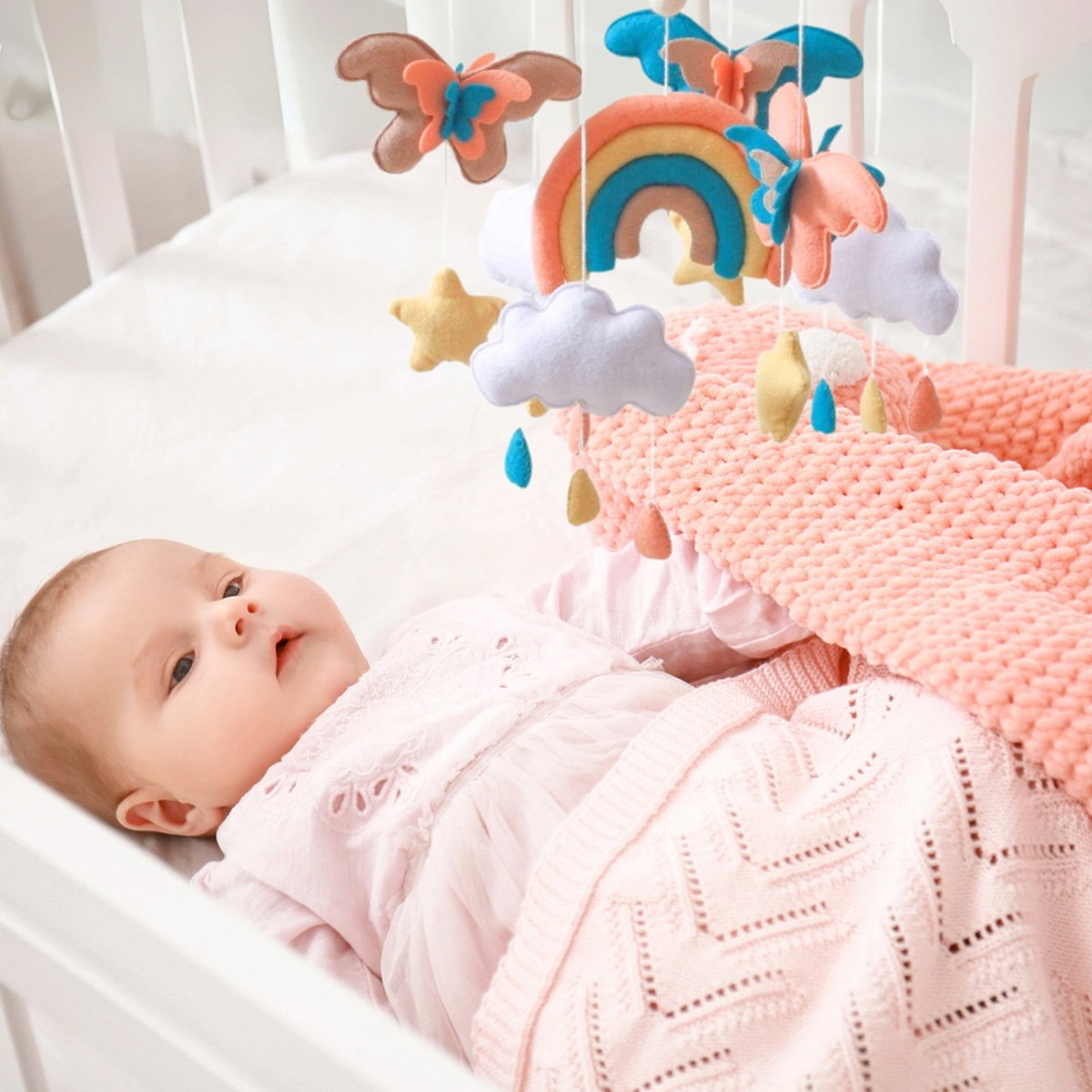 Håndlavet babyuro med regnbue og sommerfugl, filt og træ - Ø: 28 cm H: ca. 40 cm