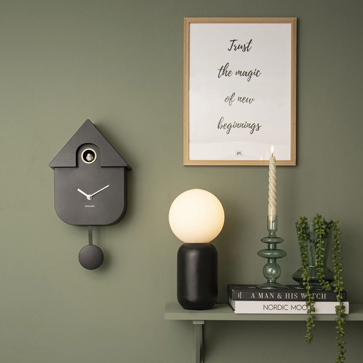 Moderne kukur med pendul, sort H: 41 cm (incl. pendul) B: 21,5 cm D: 8,5 cm