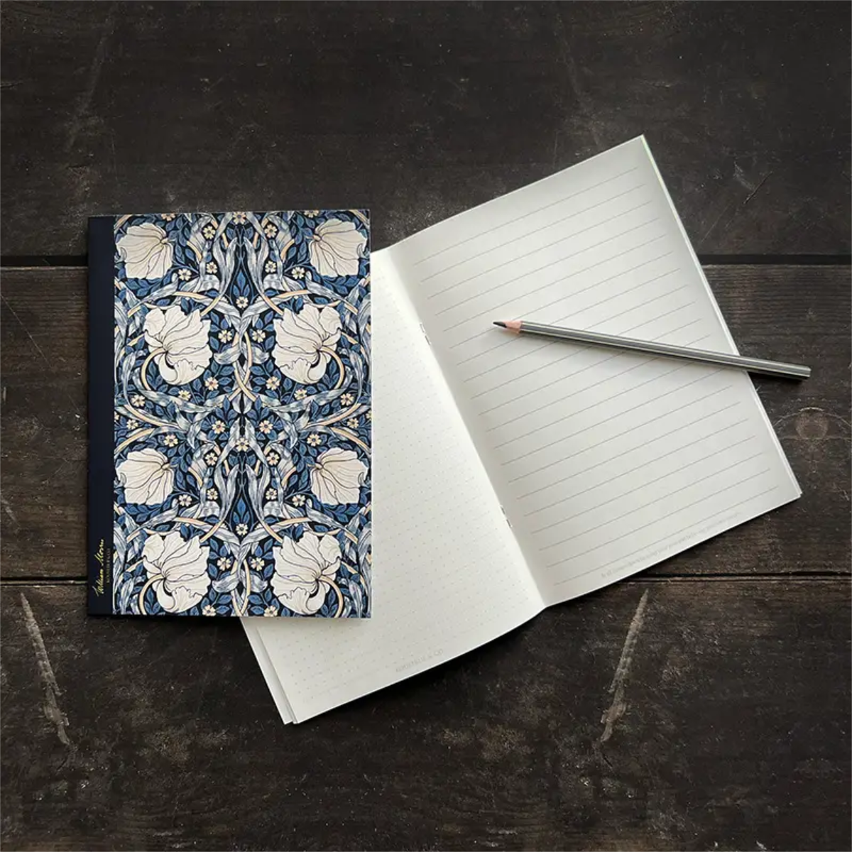 Noteshæfte. William Morris Blue Pimpernel, 48 sider B: 15,4 cm H: 21,5 cm