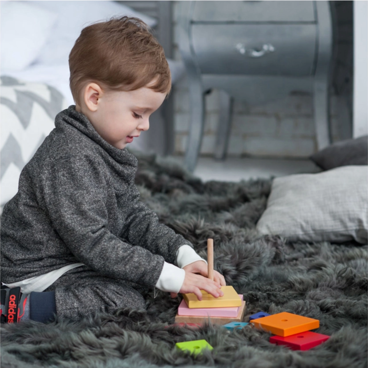 Stabelpyramide i træ med 9 klodser B: 11,5 cm H: 17 cm D: 11,5 cm 
Fra 18 mdr.